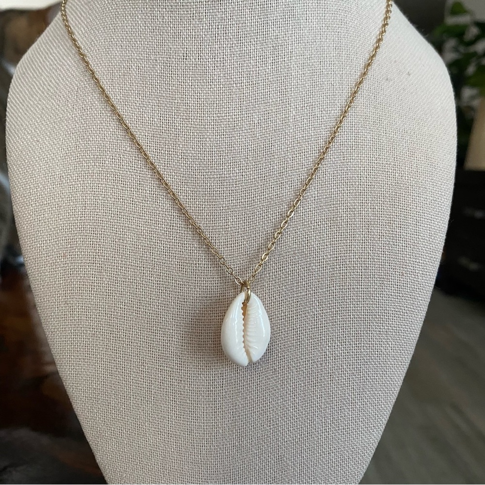 The cutest little gold shell necklace 🐚💕